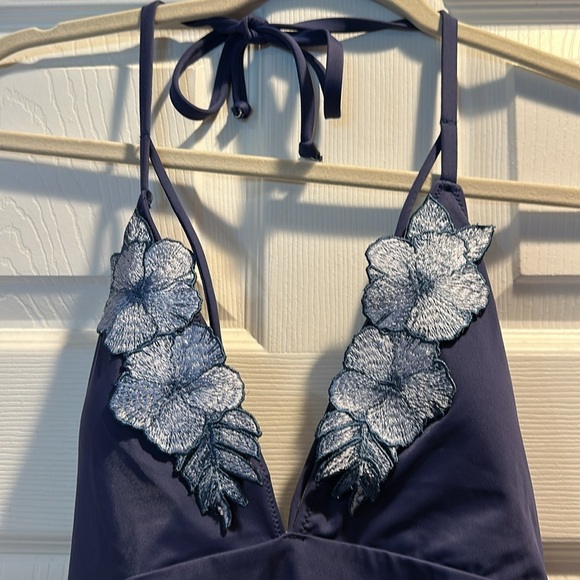 Victoria's Secret Pink Navy Strappy Floral Halter One Piece Swimsuit M - Picture 3 of 8